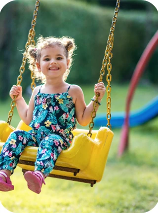 niña en un parque